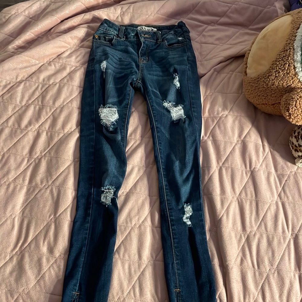 They have only been worn once I couldn’t fit them so I’m selling